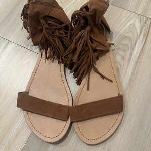 Brown sandals with fringe